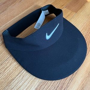 NWOT - Nike AeroBill Women’s Golf Visor